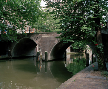 843668 Gezicht op op de Hamburgerbrug over de Oudegracht te Utrecht, vanaf de werf aan de oostzijde van de gracht.N.B. ...